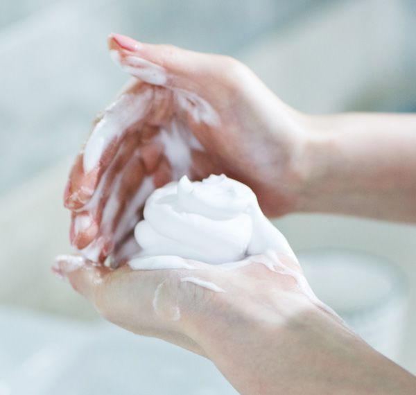 起泡海綿可以丟掉了！3步驟教你輕鬆打出超濃密「洗臉」泡泡